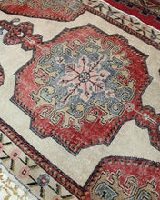 Load image into Gallery viewer, No. A1089 - 4.8&#39; x 7.3&#39; Vintage Turkish Area Rug
