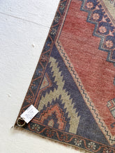 Load image into Gallery viewer, No. A1032 - 3.1&#39; x 6.1&#39; Vintage Turkish Area Rug
