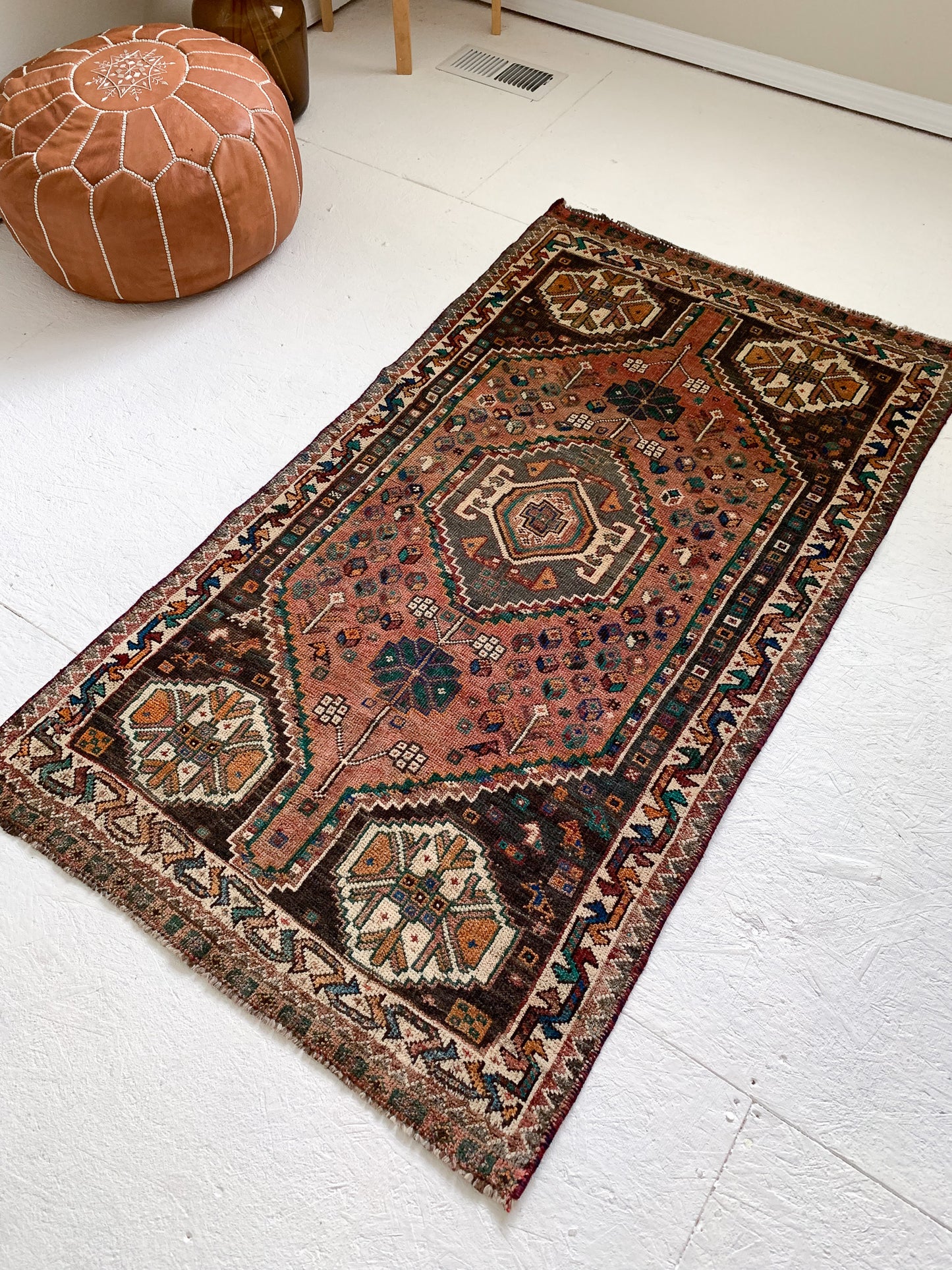 A1121 - 2.8' x 5.0' Vintage Persian Shiraz Area Rug