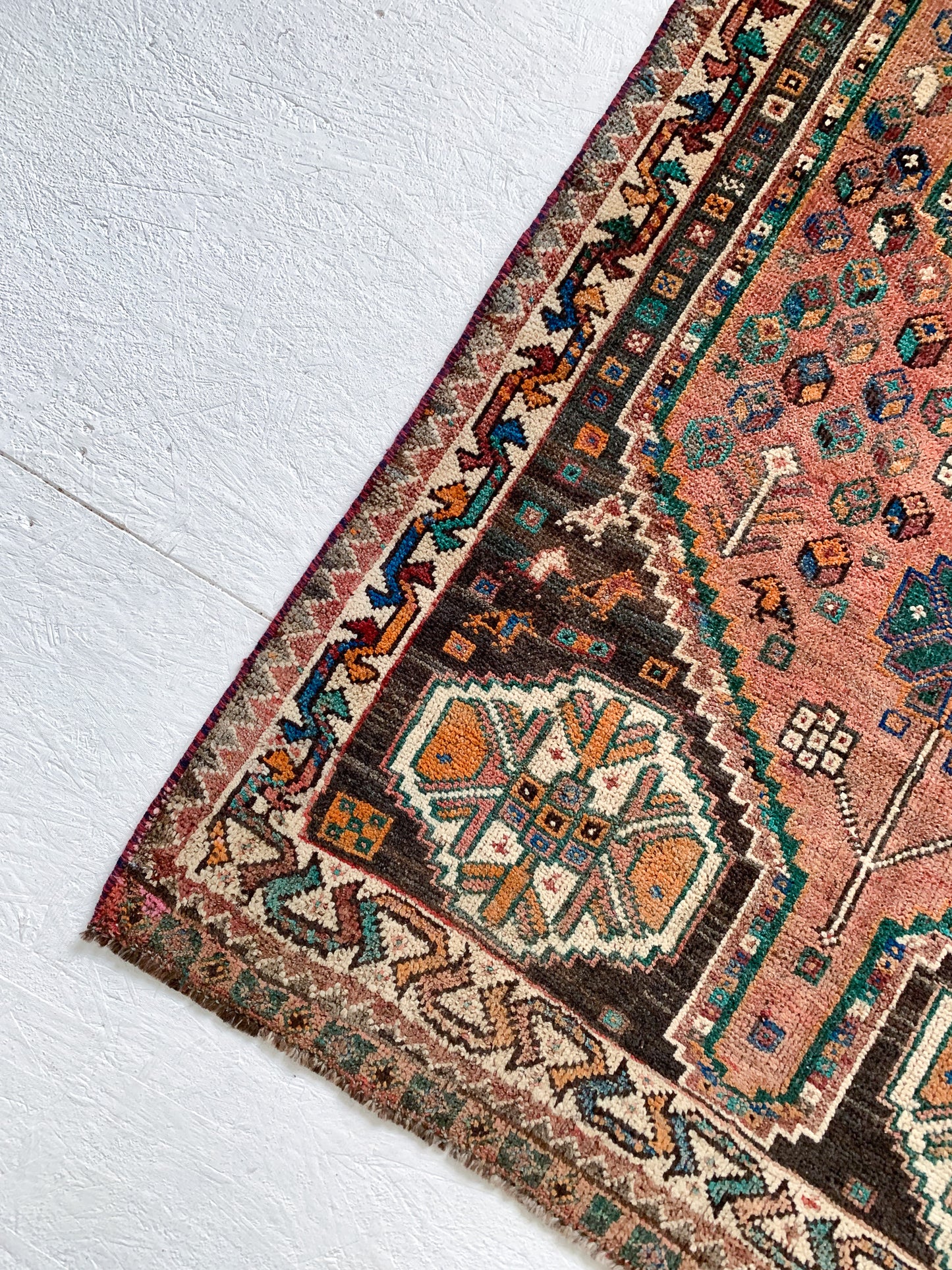 A1121 - 2.8' x 5.0' Vintage Persian Shiraz Area Rug