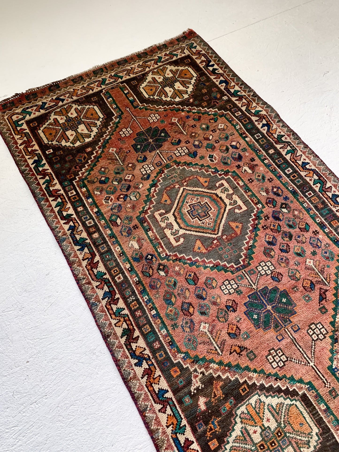 A1121 - 2.8' x 5.0' Vintage Persian Shiraz Area Rug