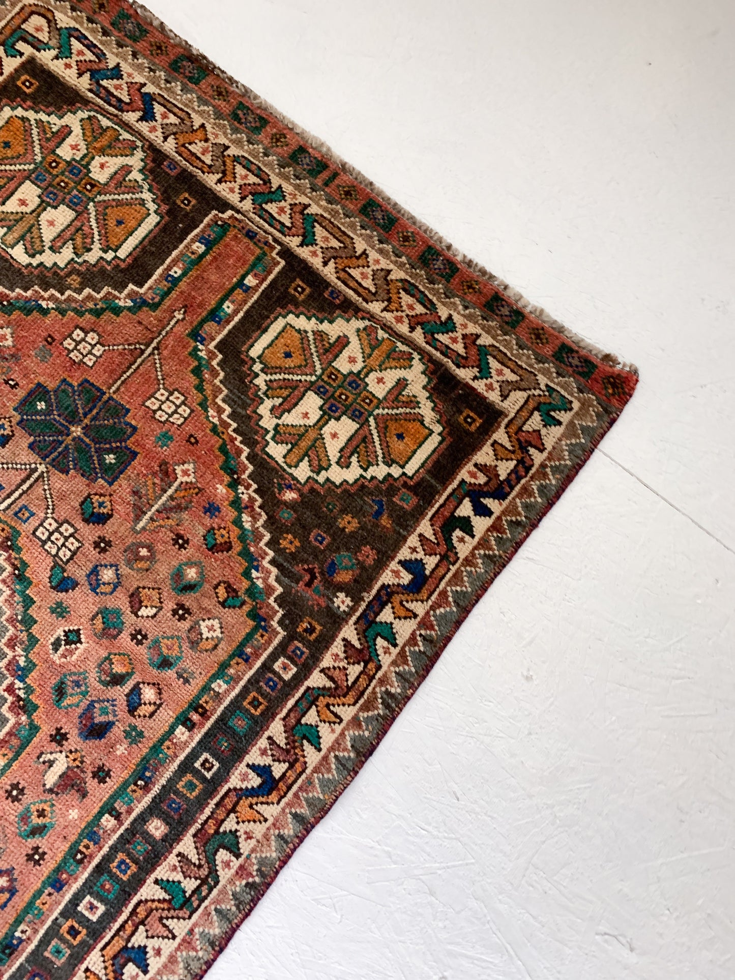 A1121 - 2.8' x 5.0' Vintage Persian Shiraz Area Rug