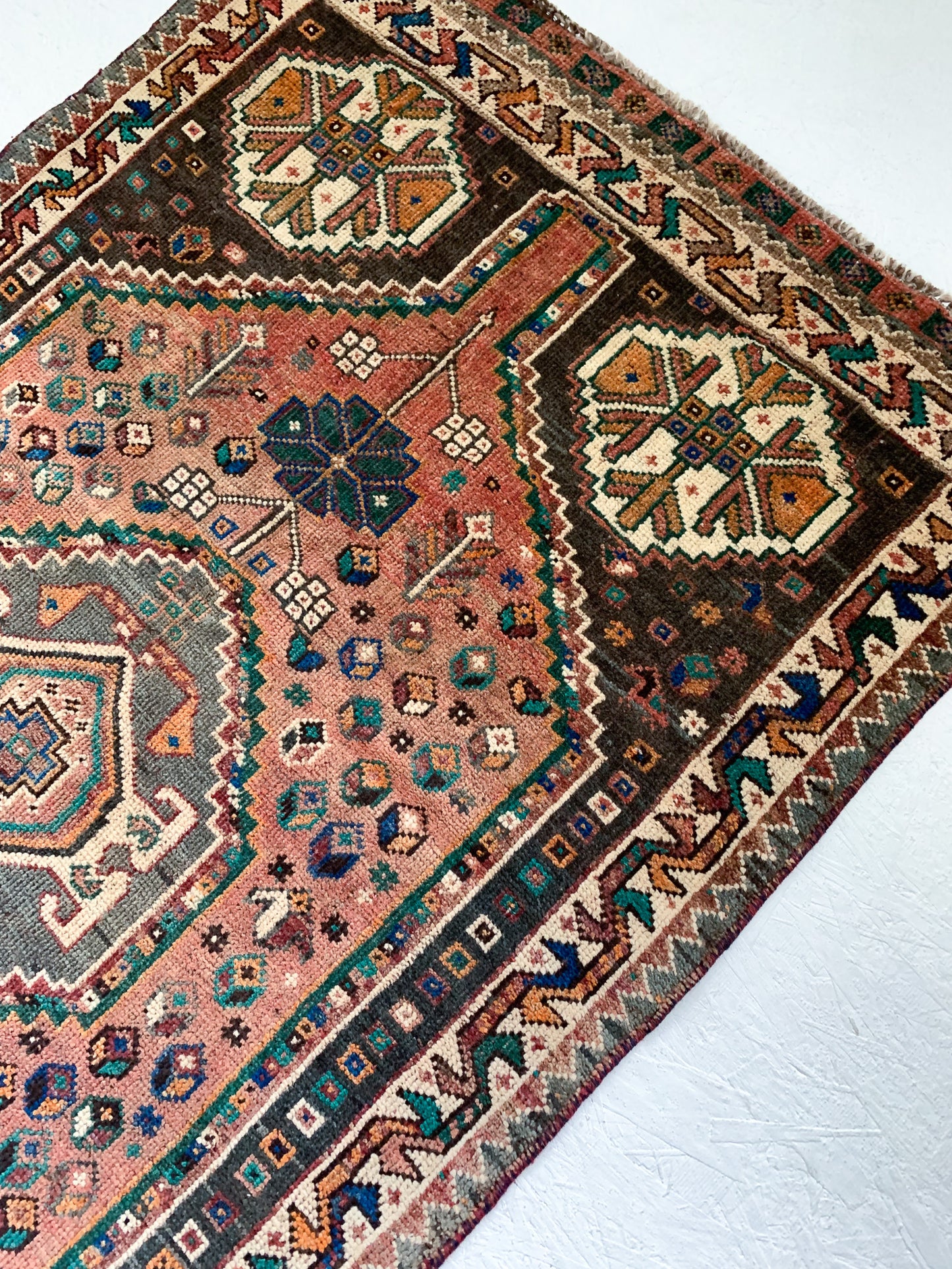 A1121 - 2.8' x 5.0' Vintage Persian Shiraz Area Rug