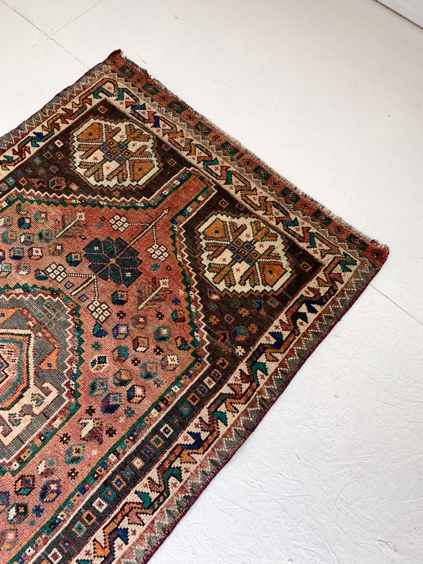 A1121 - 2.8' x 5.0' Vintage Persian Shiraz Area Rug