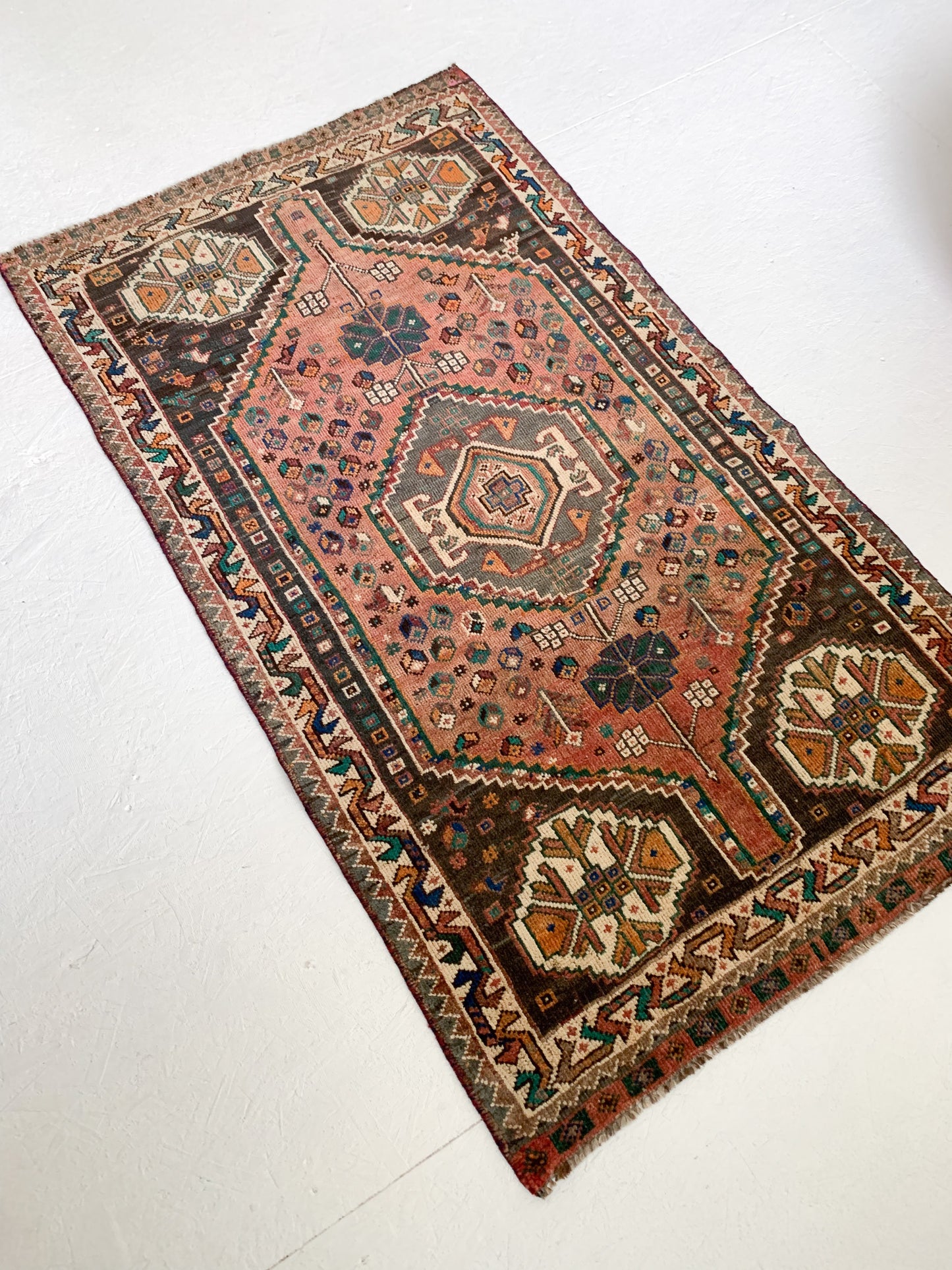 A1121 - 2.8' x 5.0' Vintage Persian Shiraz Area Rug