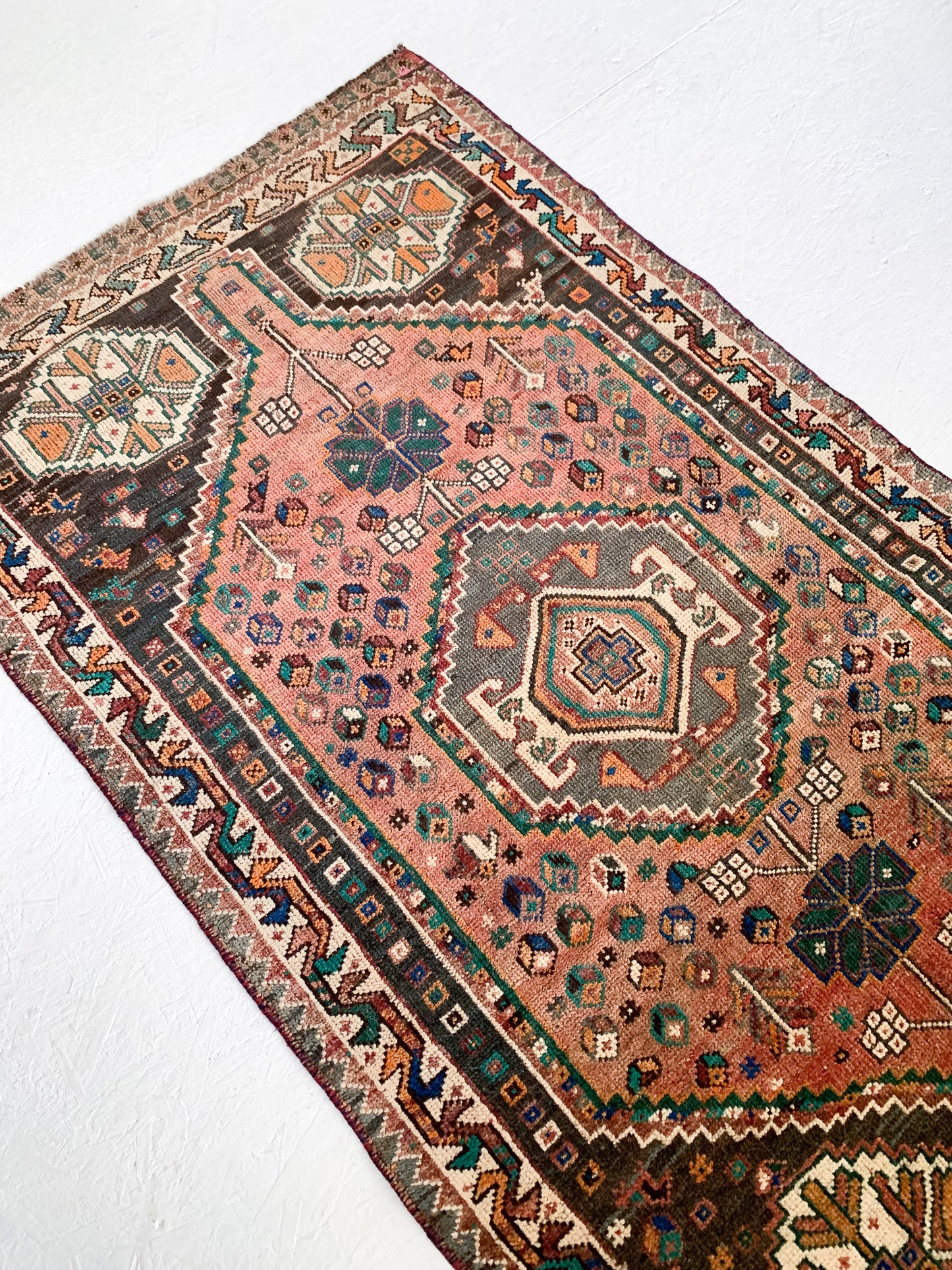 A1121 - 2.8' x 5.0' Vintage Persian Shiraz Area Rug