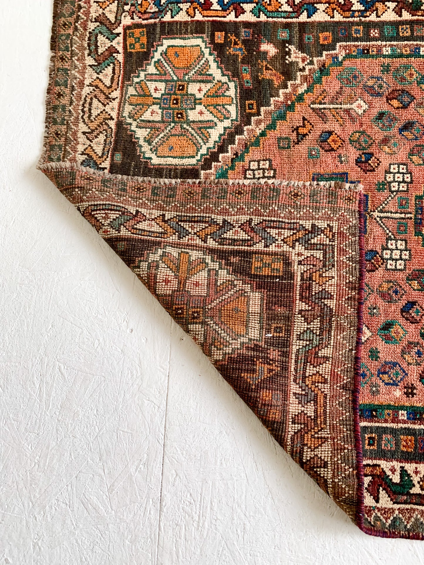 A1121 - 2.8' x 5.0' Vintage Persian Shiraz Area Rug
