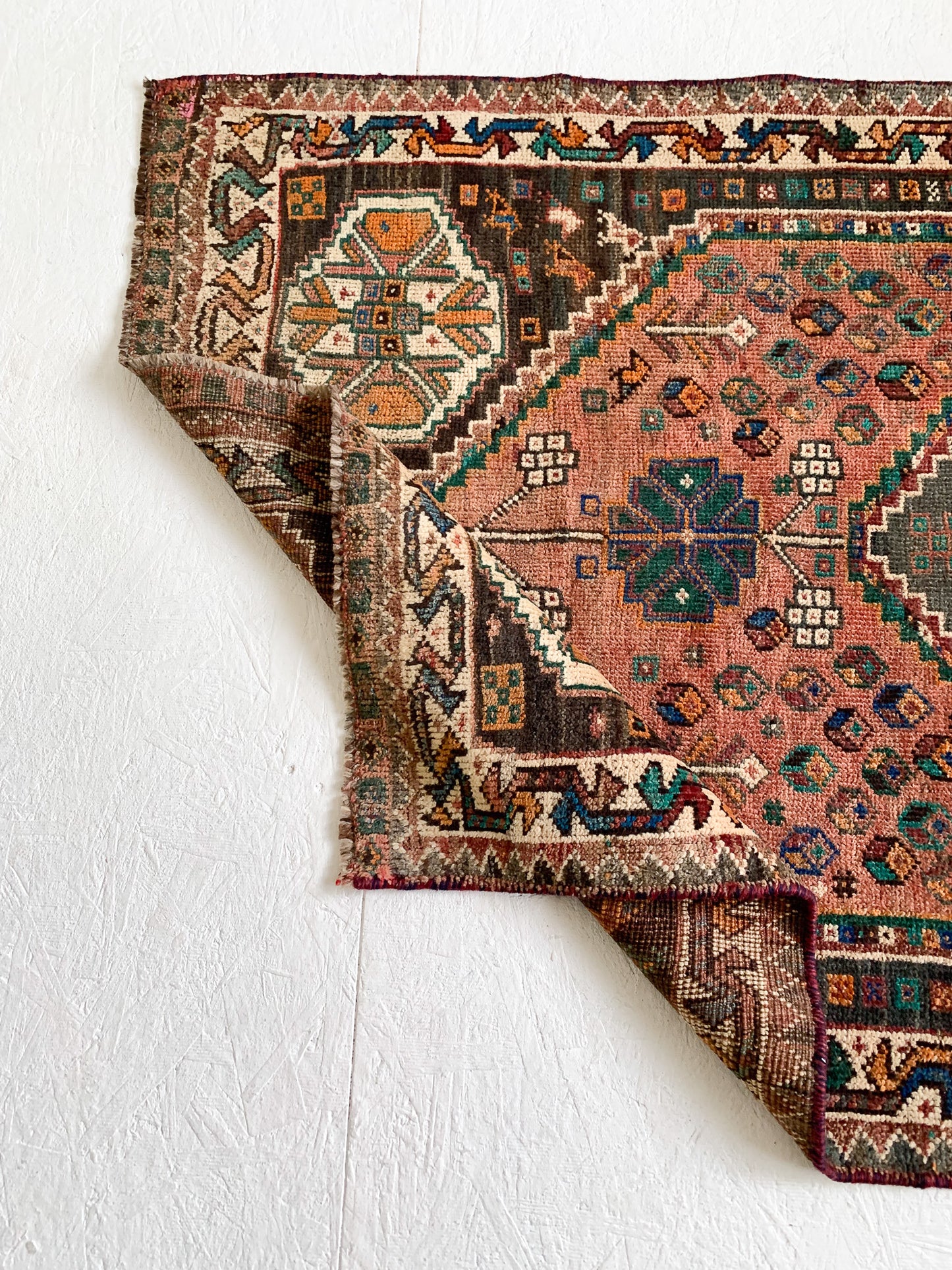 A1121 - 2.8' x 5.0' Vintage Persian Shiraz Area Rug