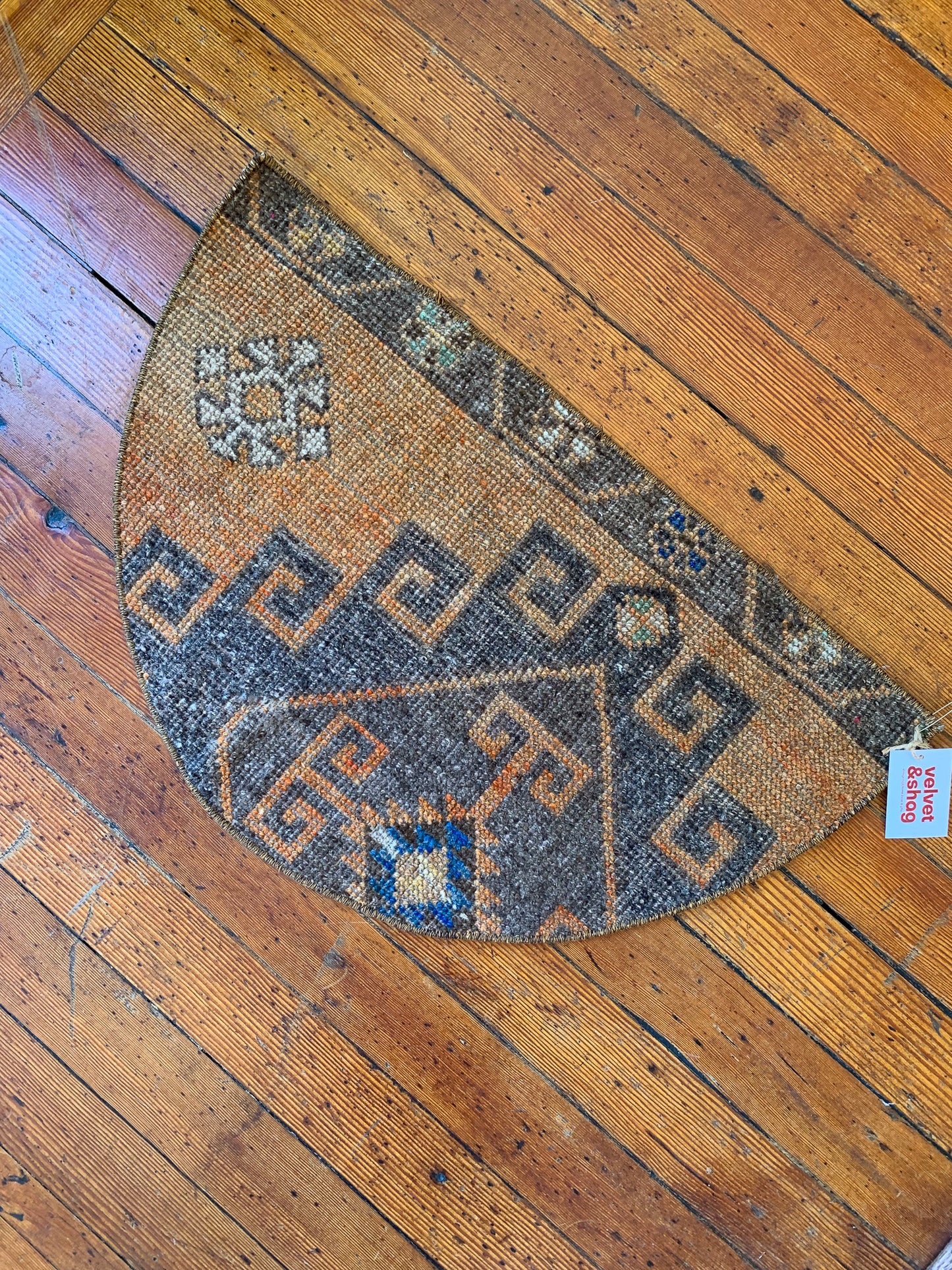 Vintage Turkish Mini Semi Circle Rug 1.5'x2.5' - No. SC104