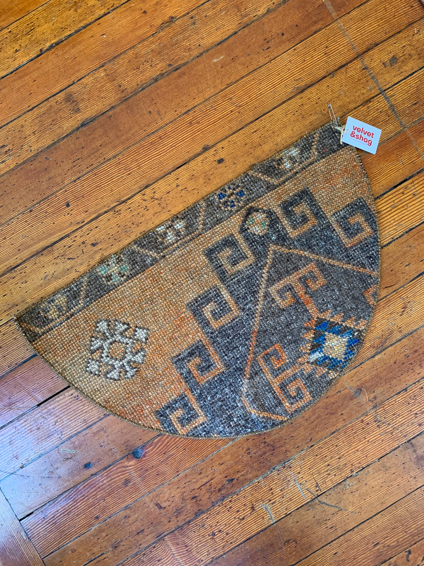 Vintage Turkish Mini Semi Circle Rug 1.5'x2.5' - No. SC104