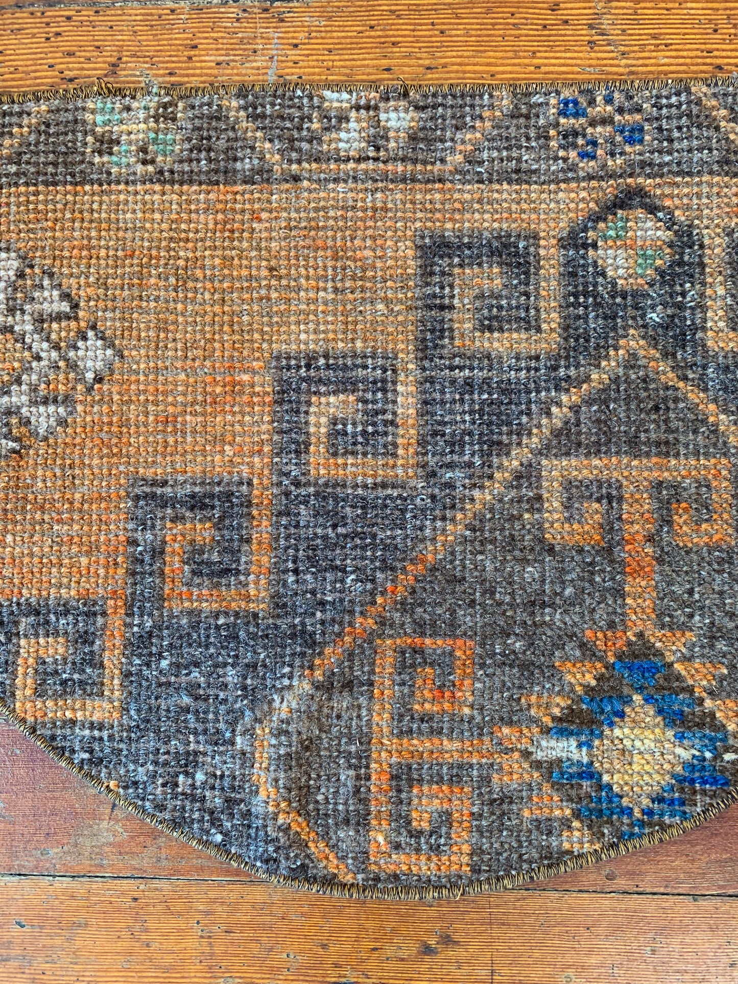 Vintage Turkish Mini Semi Circle Rug 1.5'x2.5' - No. SC104