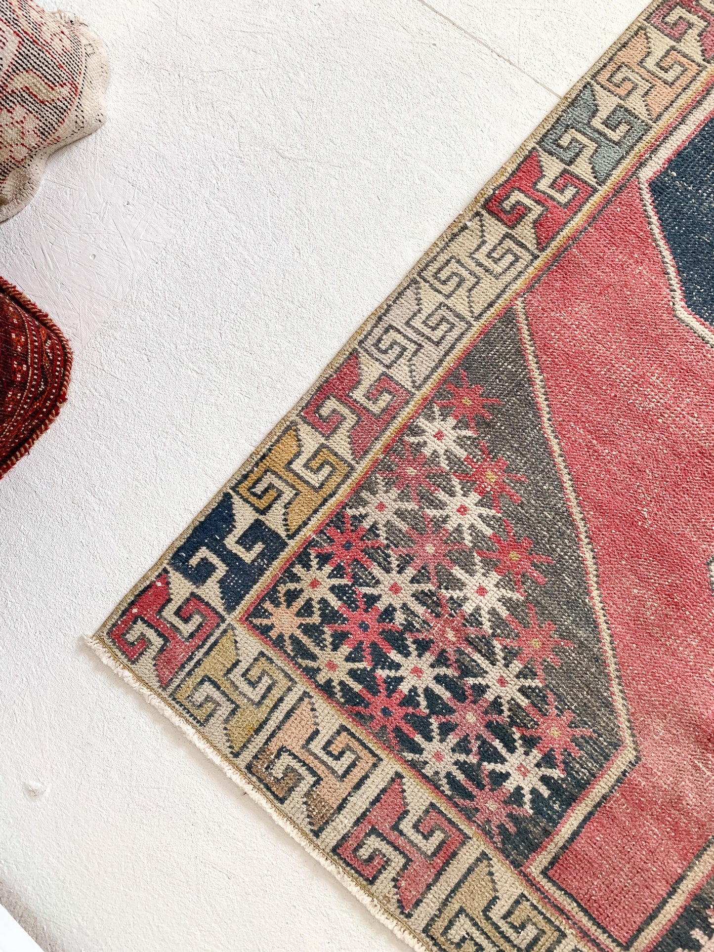 No. A1076 - 4.1' x 8.4' Vintage Turkish Area Rug