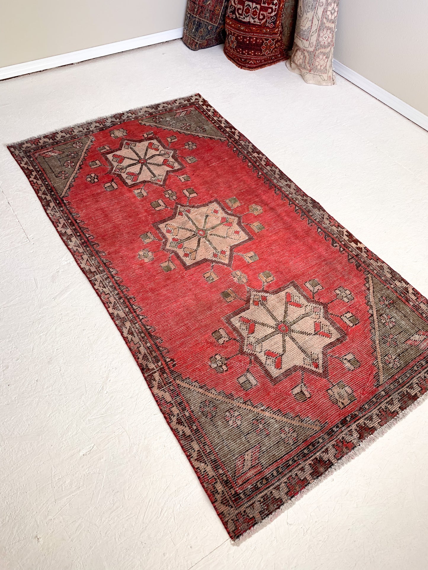 No. A1071 - 3.3' x 6.2' Vintage Turkish Area Rug