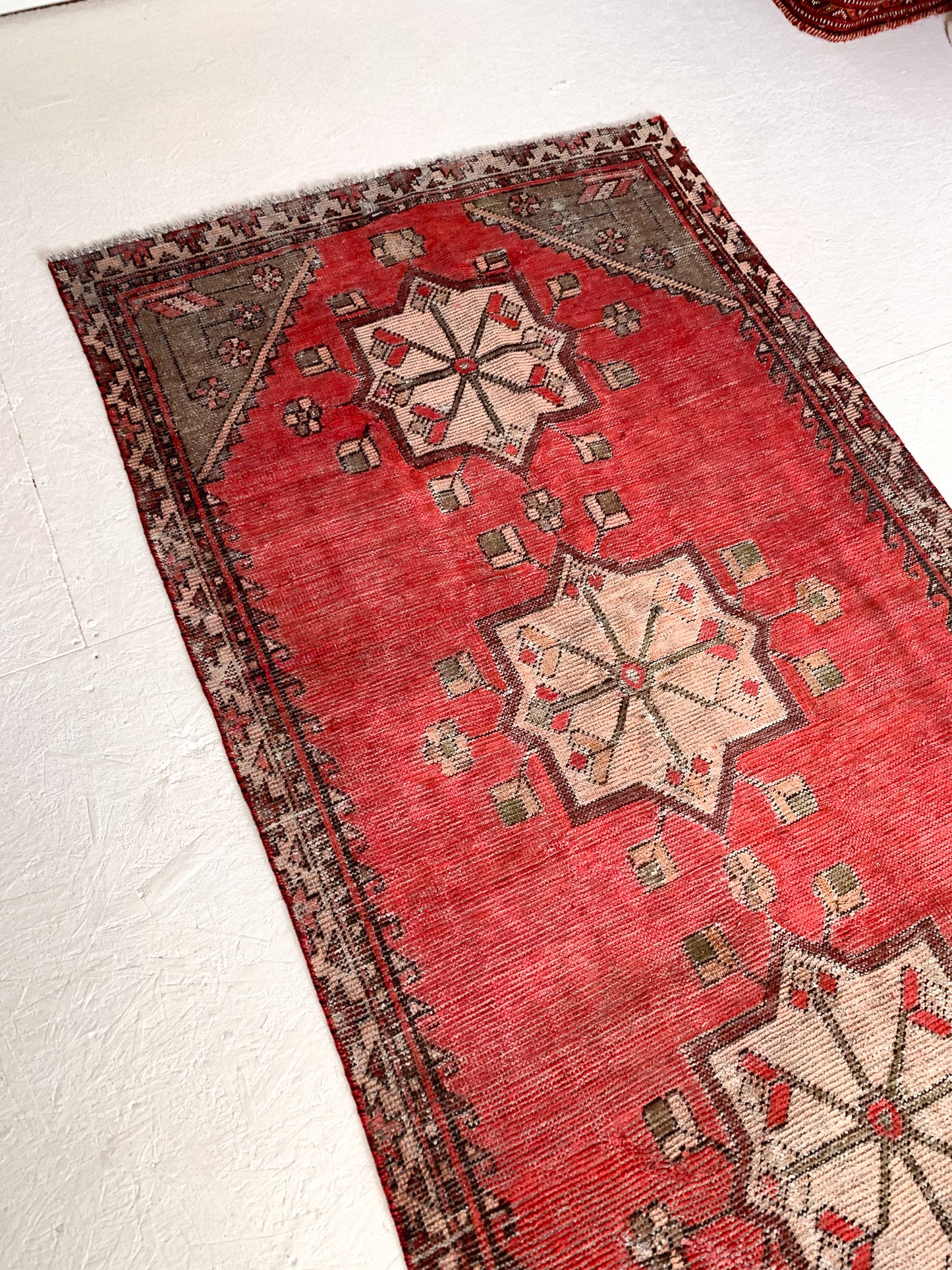No. A1071 - 3.3' x 6.2' Vintage Turkish Area Rug