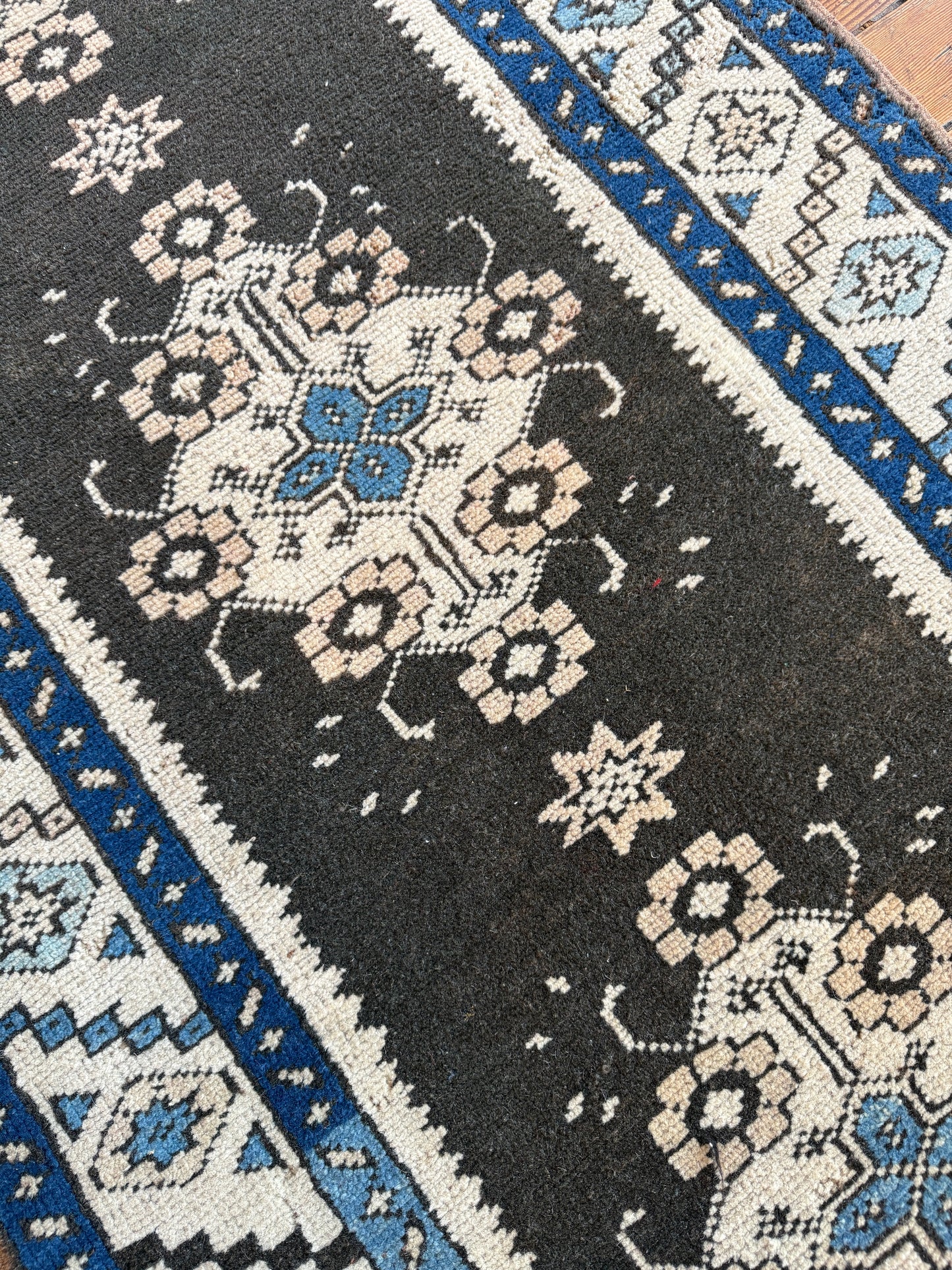 Vintage Turkish Runner Rug No. R1189 - 2.6' x 6.9'