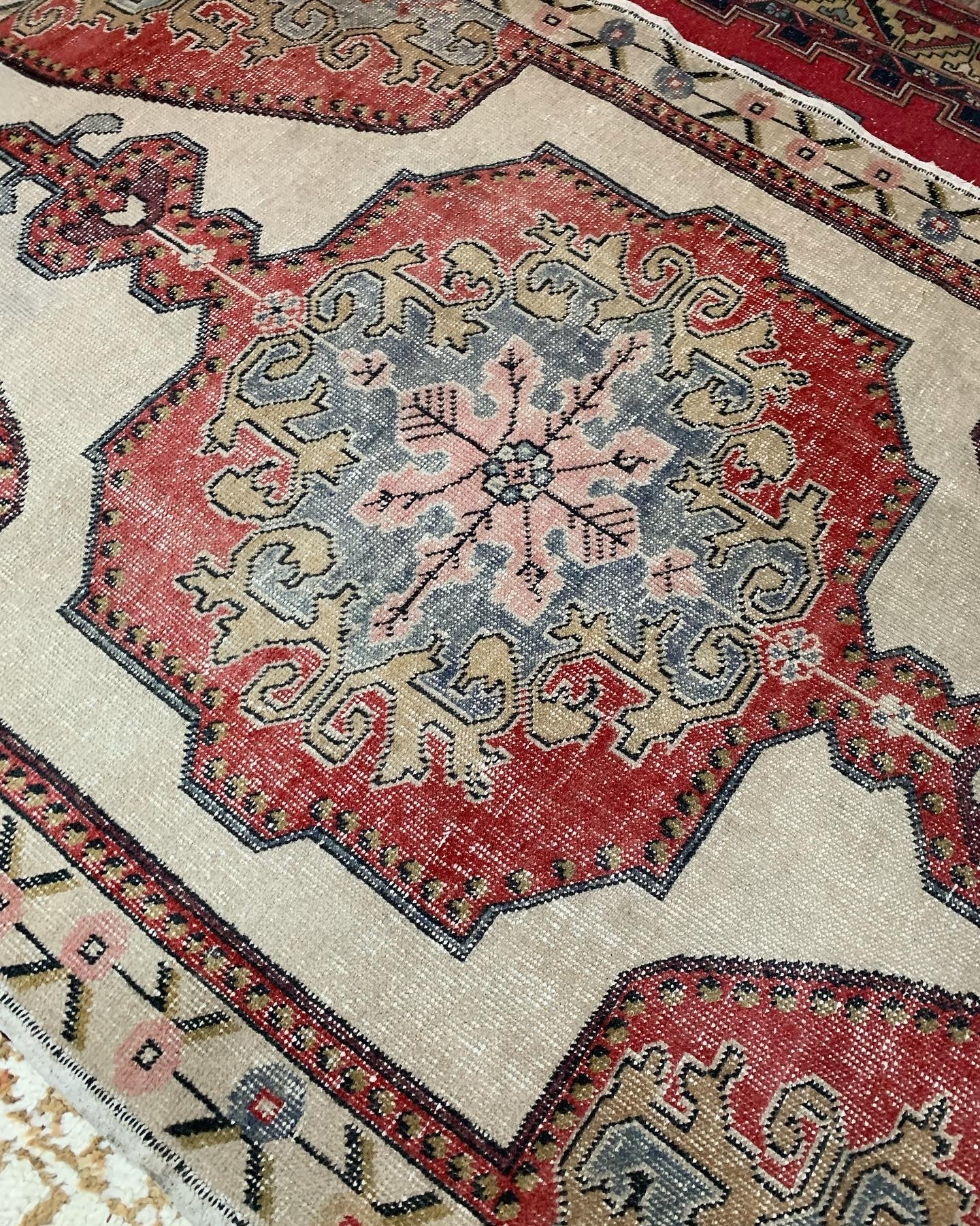 No. A1089 - 4.8' x 7.3' Vintage Turkish Area Rug