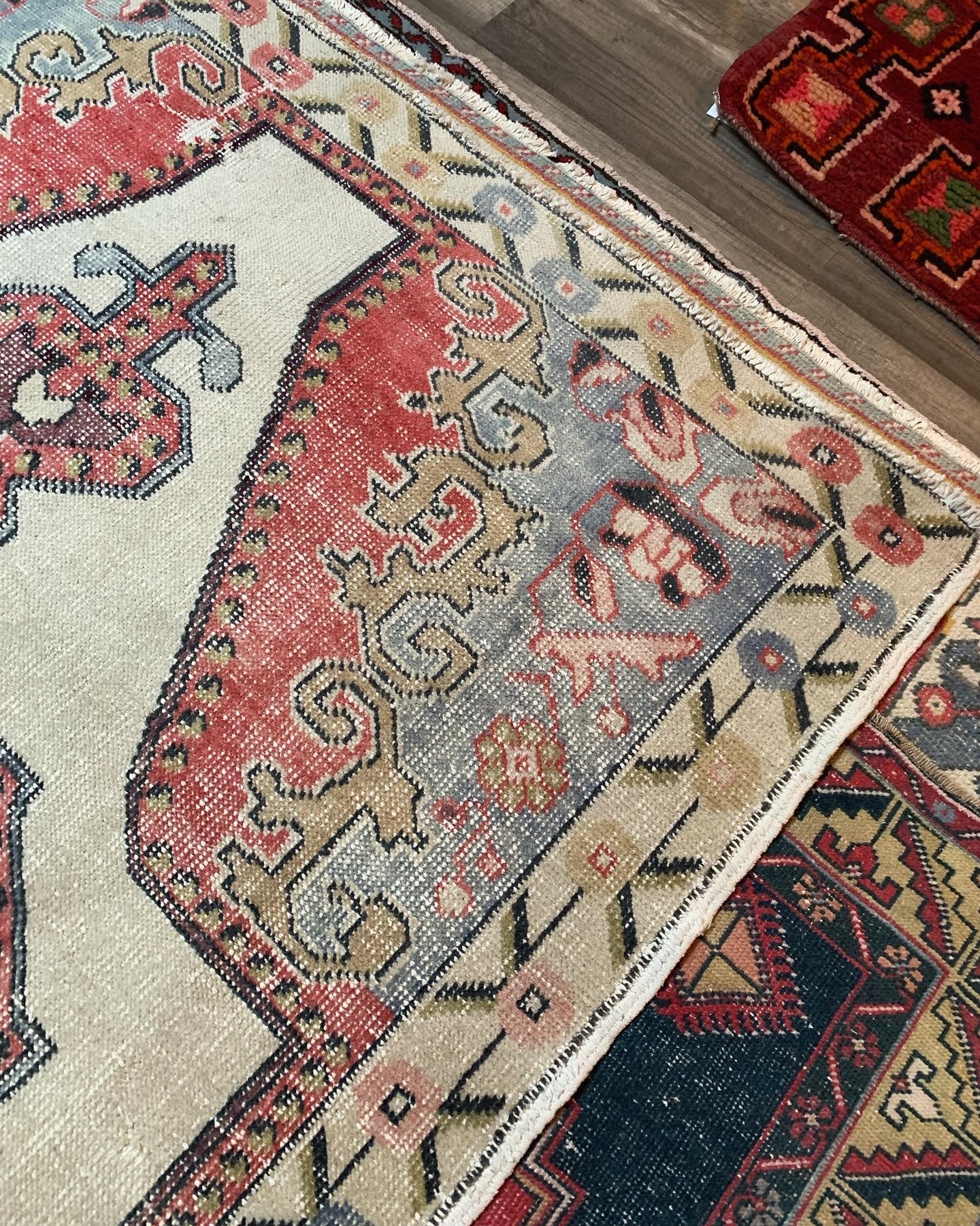 No. A1089 - 4.8' x 7.3' Vintage Turkish Area Rug