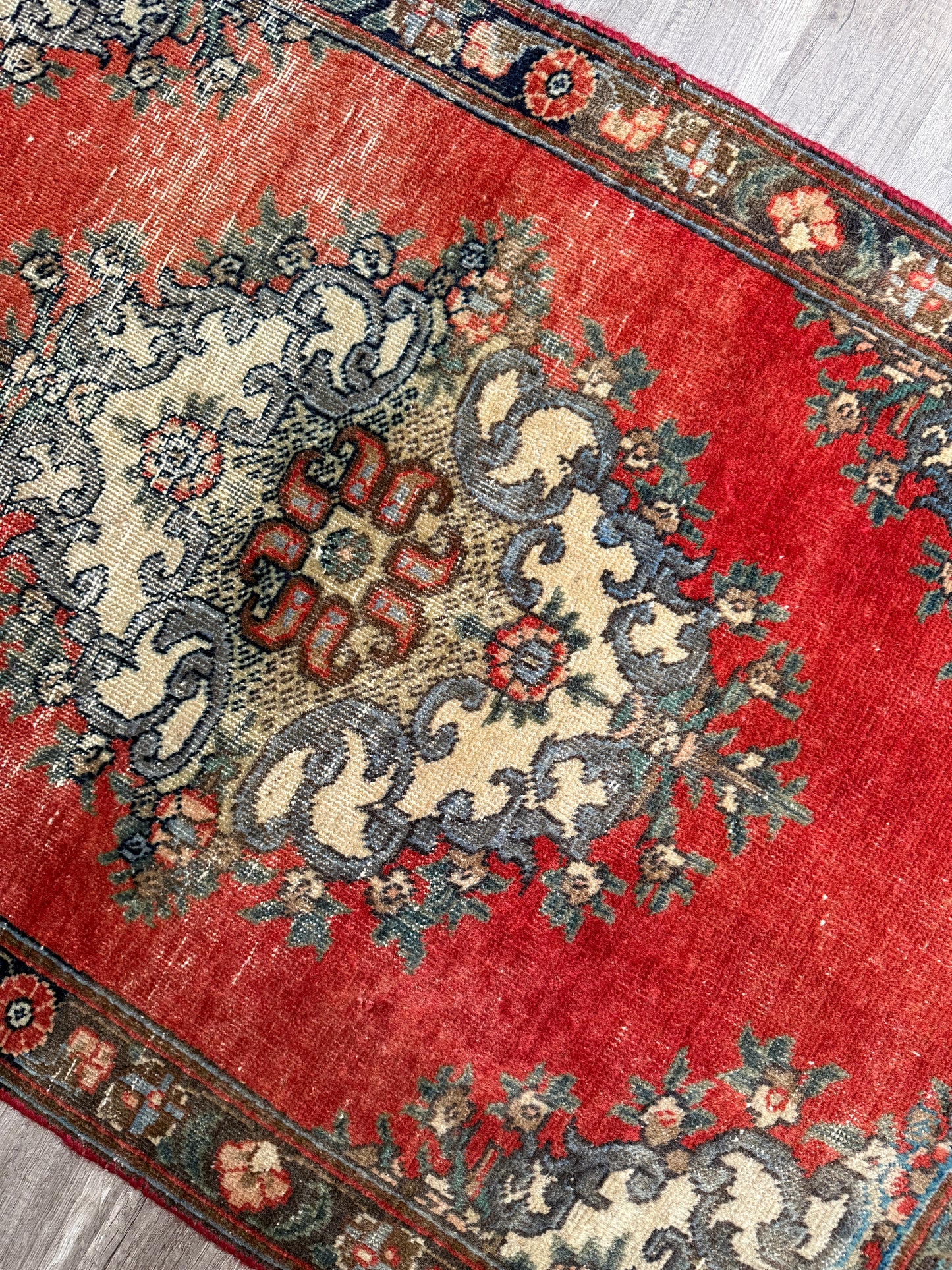 Vintage Persian Style Rug No. A1203 - 2.8'x4.2'