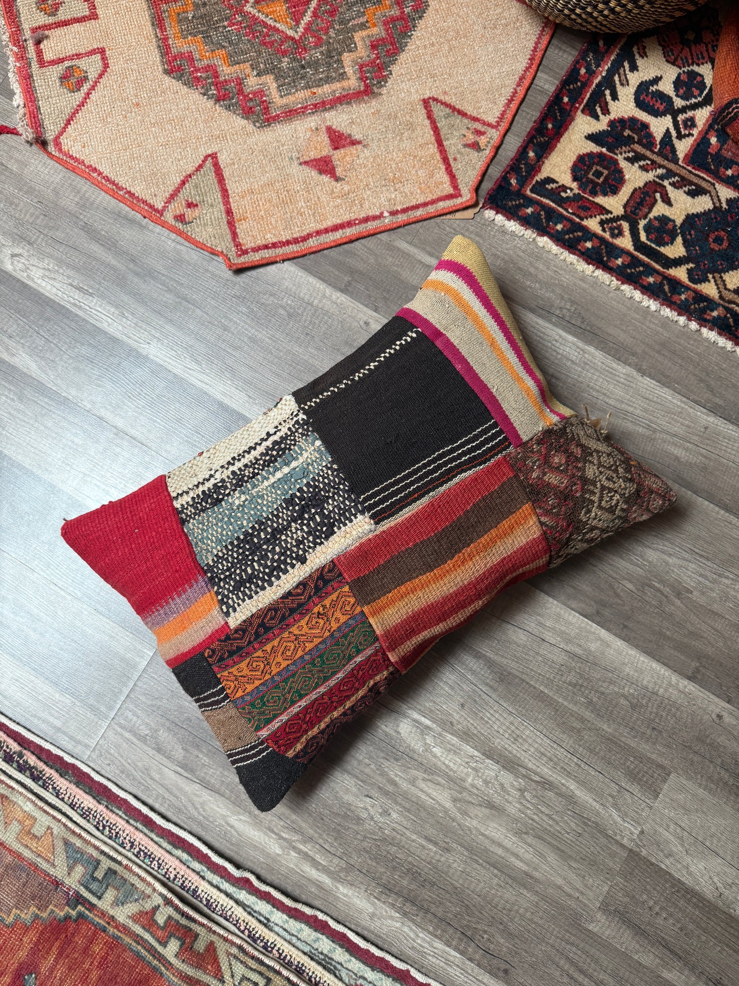 No. P391 - 16" X 24" Turkish Rug Pillow Cover