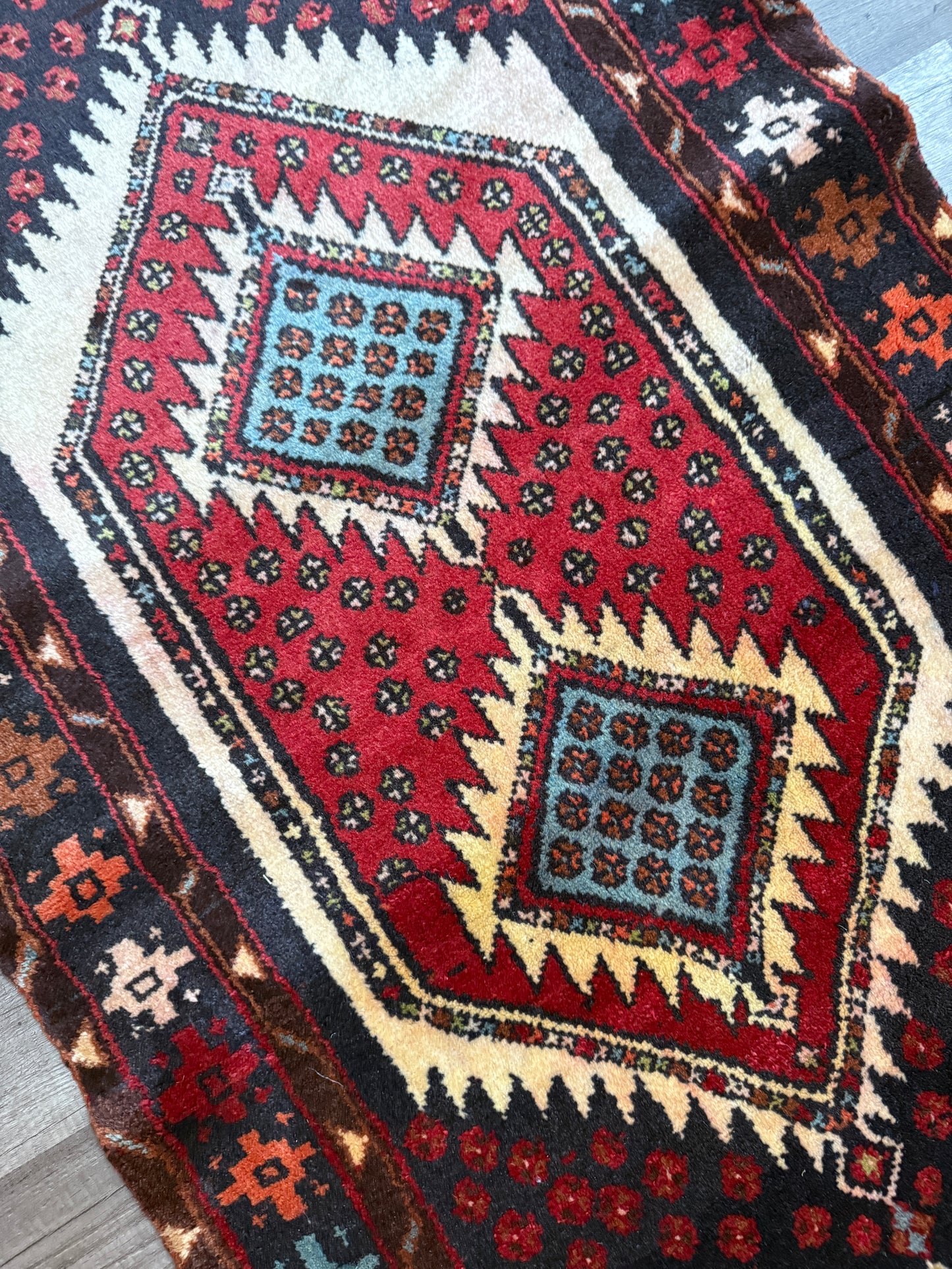 Vintage Persian Rug No. A1221 - 2.5’x5.1’