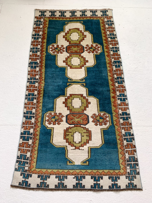 No. A1092 - 2.7' x 5.3' Vintage Turkish Area Rug