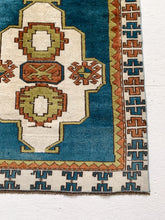 Load image into Gallery viewer, No. A1092 - 2.7&#39; x 5.3&#39; Vintage Turkish Area Rug
