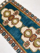 Load image into Gallery viewer, No. A1092 - 2.7&#39; x 5.3&#39; Vintage Turkish Area Rug
