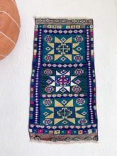 Load image into Gallery viewer, No. 590 - 1.5&#39; x 3.0&#39; Vintage Turkish Mini Rug
