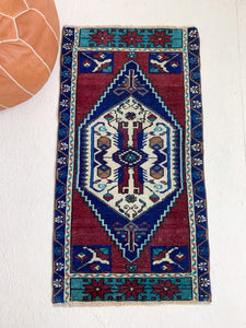 No. 593 - 1.8' x 3.5' Vintage Turkish Mini Rug