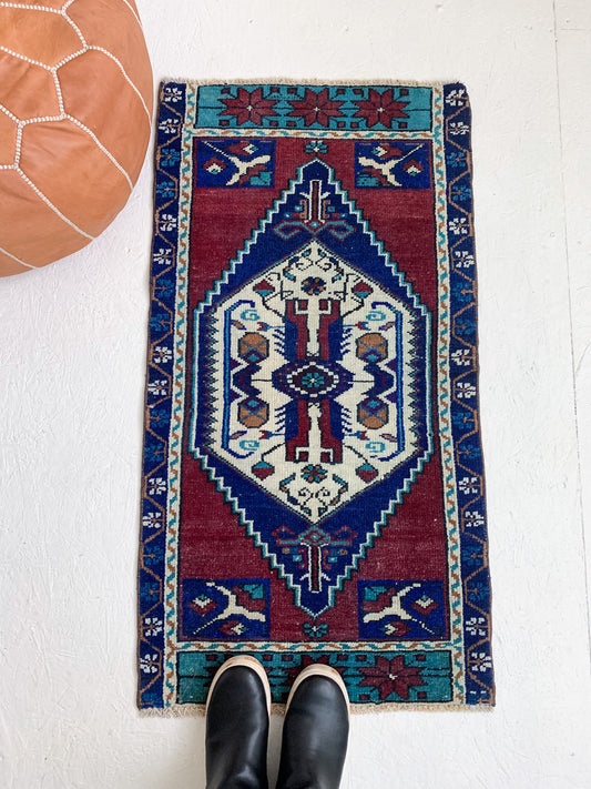 No. 593 - 1.8' x 3.5' Vintage Turkish Mini Rug