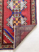 Load image into Gallery viewer, No. R1027 - 3.1&#39; x 9.3&#39; Vintage Turkish Runner Rug
