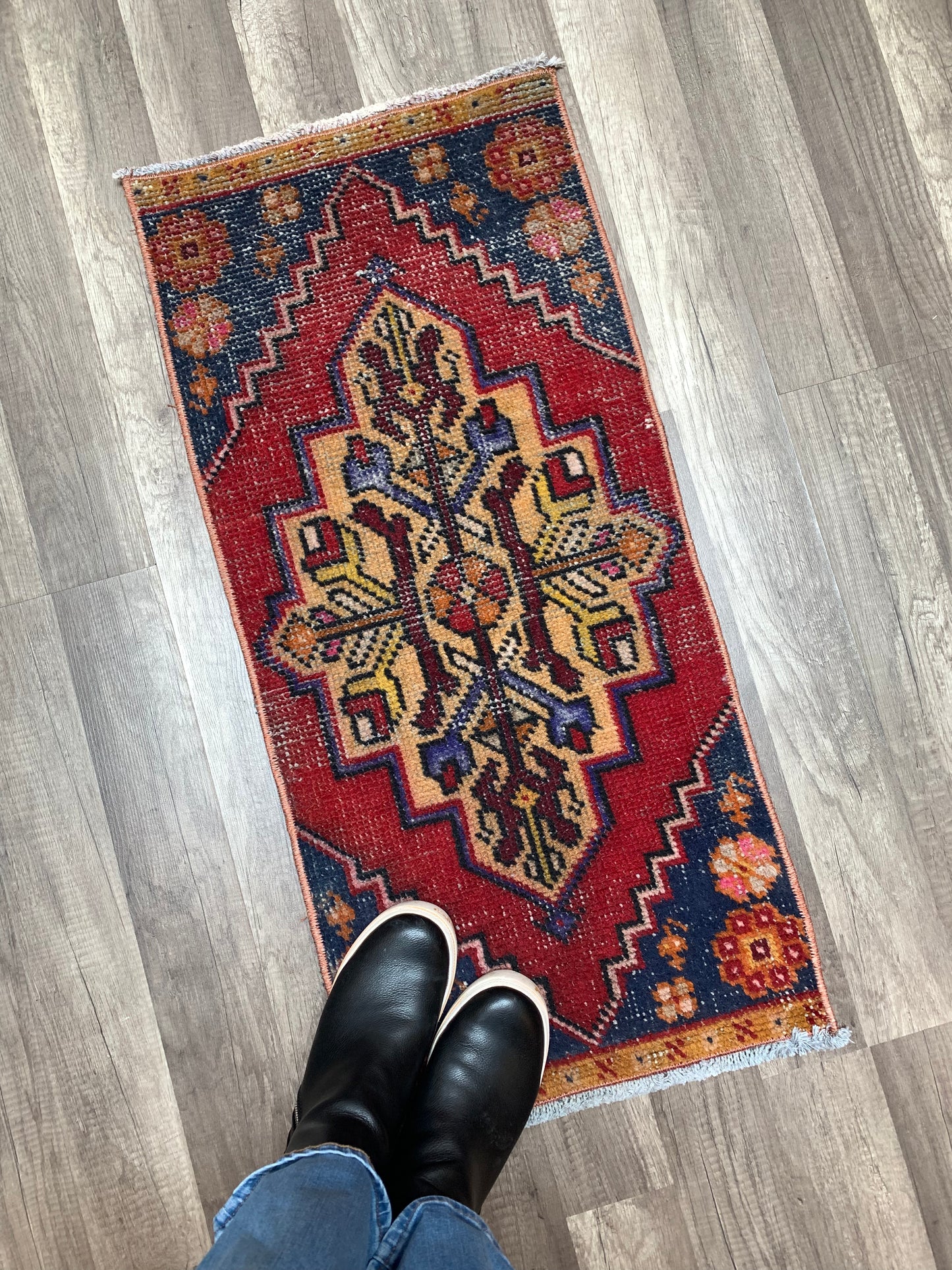 No. 595 - 1.4' x 3.1' Vintage Turkish Mini Rug