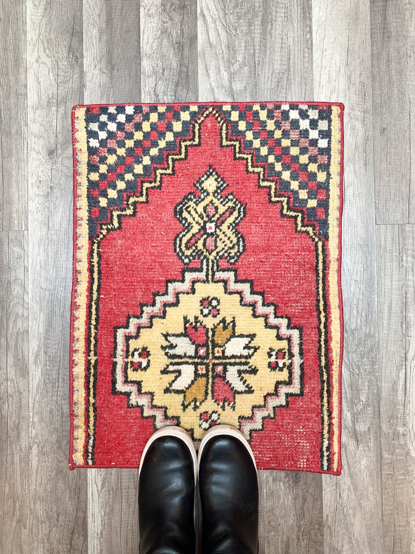 No. 600 - 1.5' x 2.1' Vintage Turkish Mini Rug