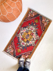 No. 542 - 1.6' x 3.1' Vintage Turkish Mini Rug