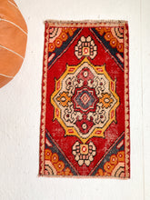 Load image into Gallery viewer, No. 544 - 1.5&#39; x 2.7&#39; Vintage Turkish Mini Rug
