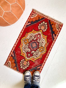 No. 544 - 1.5' x 2.7' Vintage Turkish Mini Rug