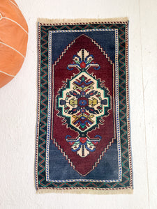 No. 545 - 1.6' x 3.0' Vintage Turkish Mini Rug