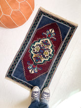 Load image into Gallery viewer, No. 545 - 1.6&#39; x 3.0&#39; Vintage Turkish Mini Rug

