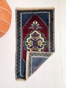 No. 545 - 1.6' x 3.0' Vintage Turkish Mini Rug