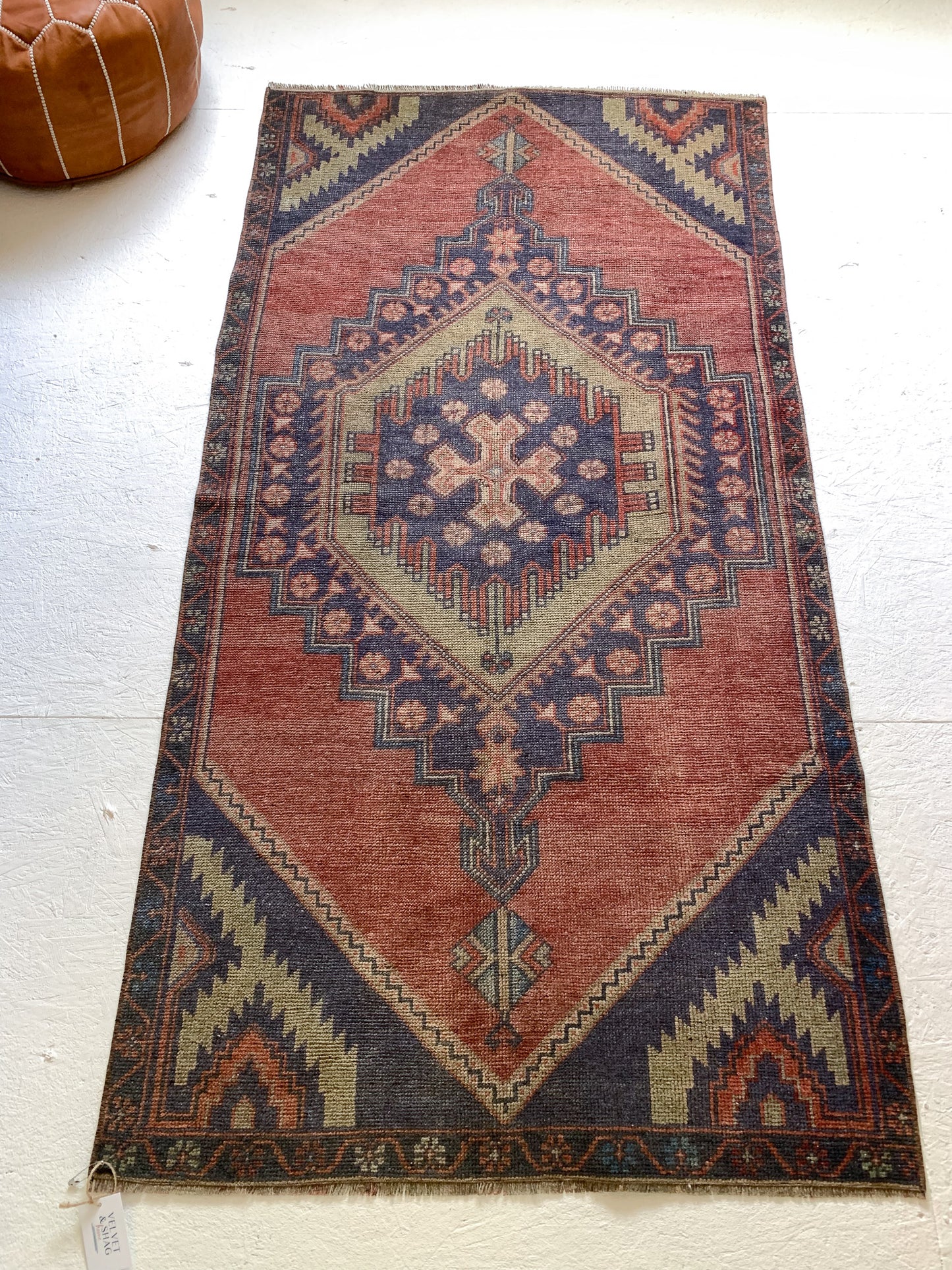 No. A1032 - 3.1' x 6.1' Vintage Turkish Area Rug