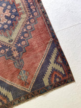 Load image into Gallery viewer, No. A1032 - 3.1&#39; x 6.1&#39; Vintage Turkish Area Rug
