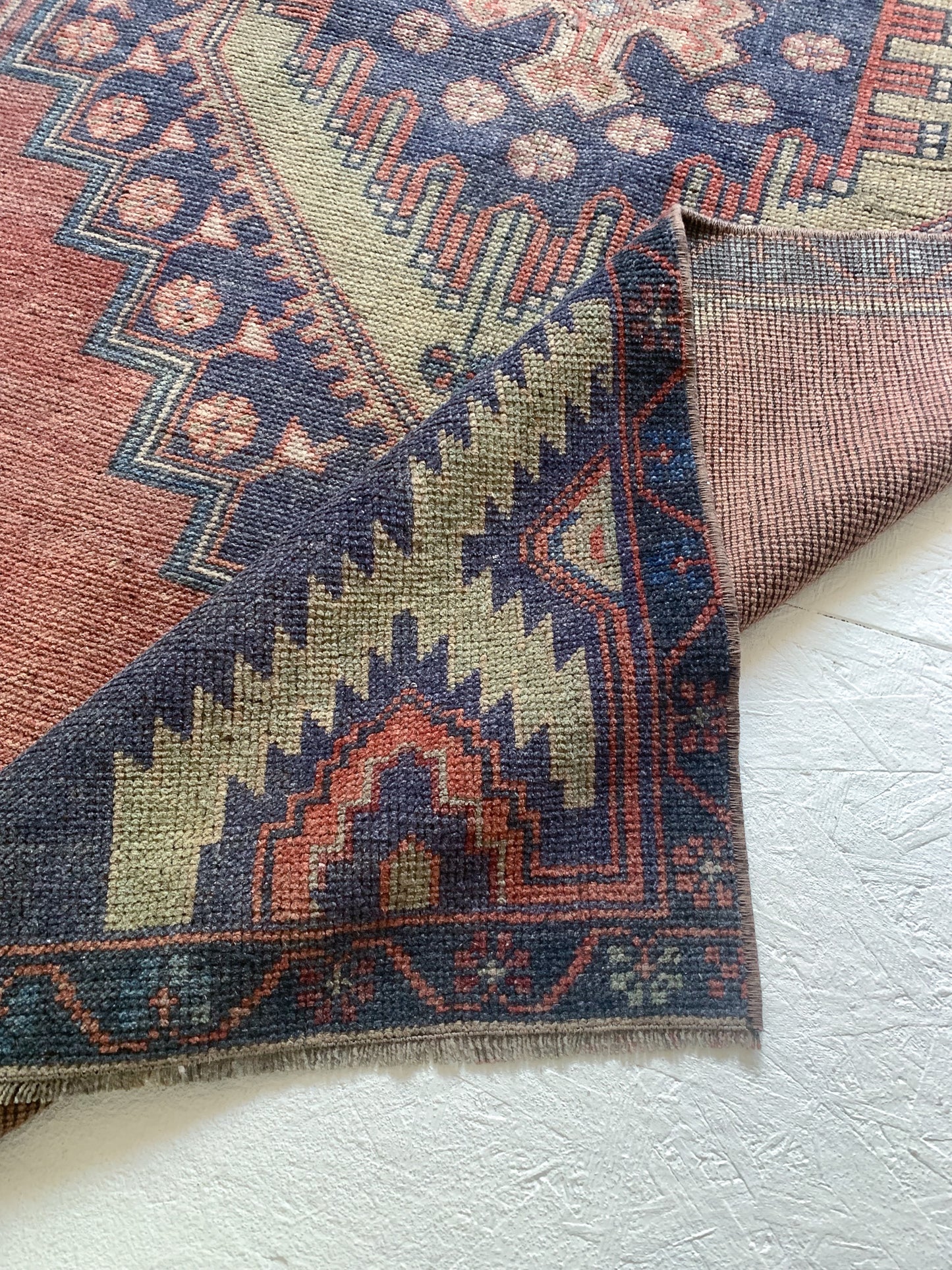 No. A1032 - 3.1' x 6.1' Vintage Turkish Area Rug