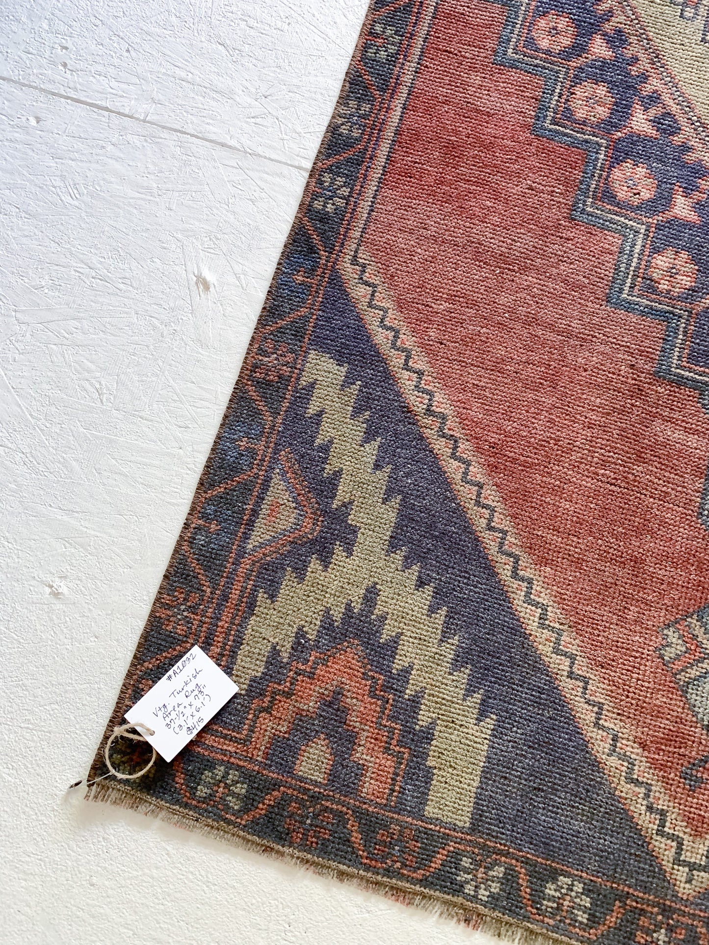 No. A1032 - 3.1' x 6.1' Vintage Turkish Area Rug