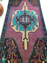 Load image into Gallery viewer, No. A1038 - 4.6&#39; x 9.9&#39; Vintage Turkish Area Rug
