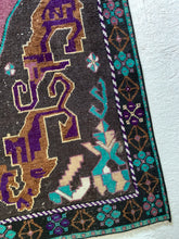 Load image into Gallery viewer, No. A1038 - 4.6&#39; x 9.9&#39; Vintage Turkish Area Rug

