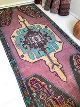 Load image into Gallery viewer, No. A1038 - 4.6&#39; x 9.9&#39; Vintage Turkish Area Rug
