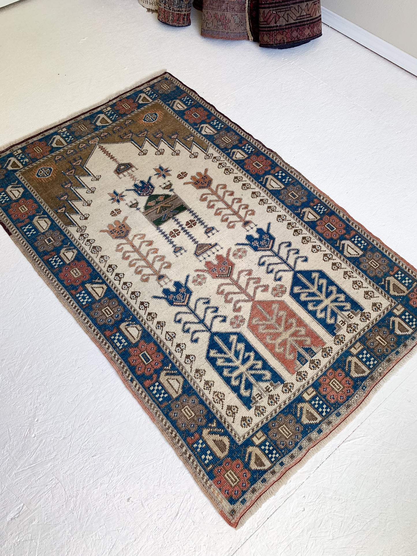 Reserved for Barbara - No. A1039 - 3.1' x 4.9' Vintage Turkish Area Rug