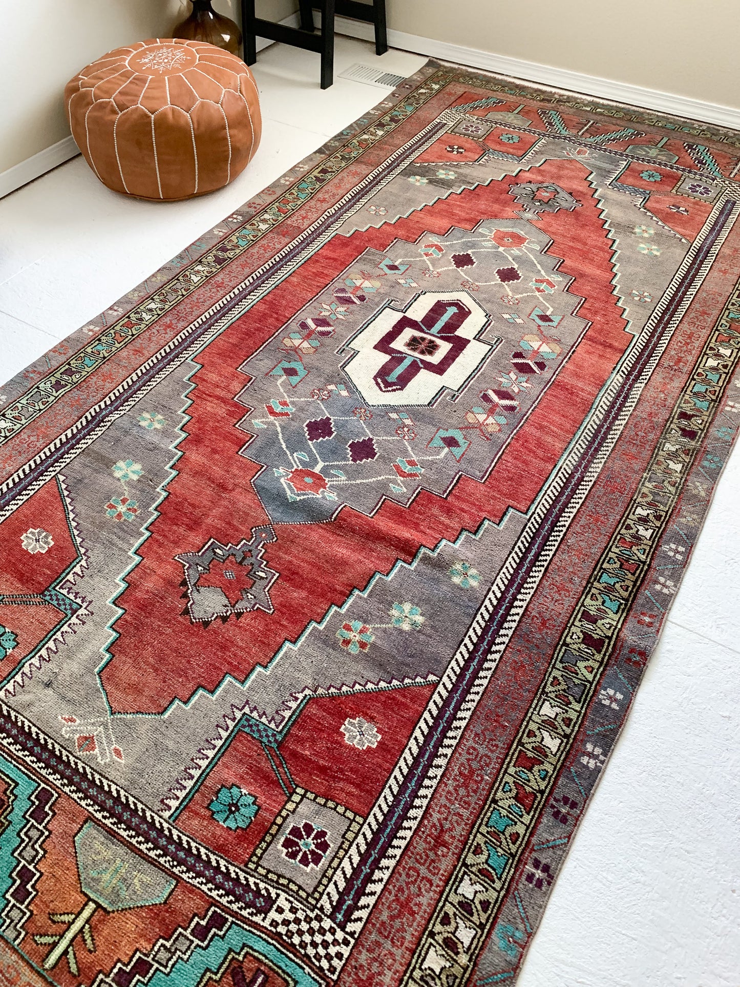 No. A1042 - 4.9' x 10.0' Vintage Turkish Area Rug