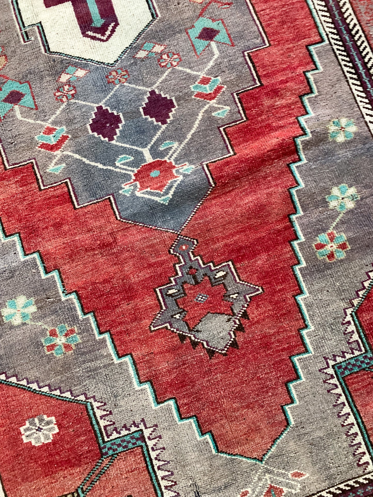 No. A1042 - 4.9' x 10.0' Vintage Turkish Area Rug