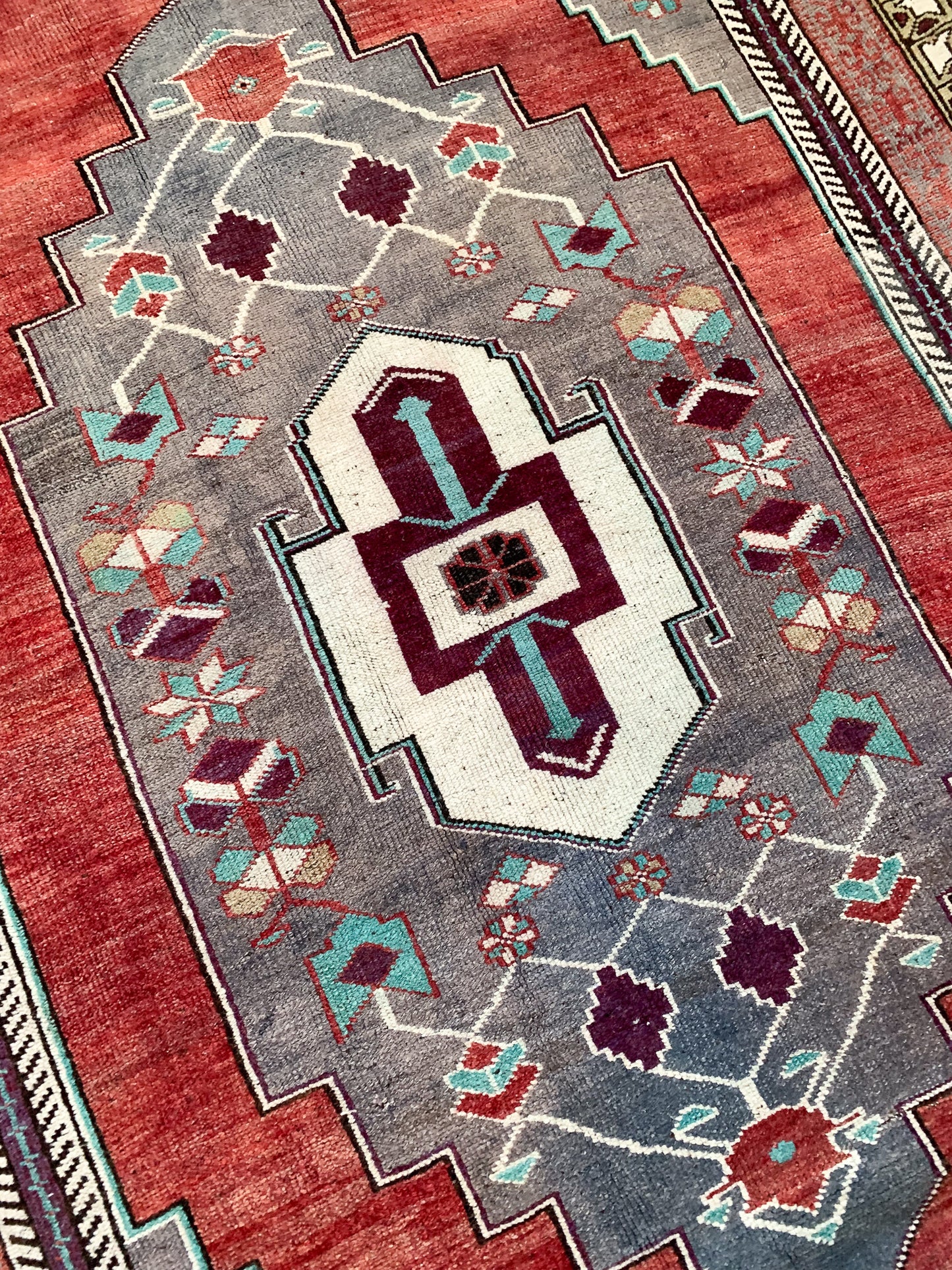 No. A1042 - 4.9' x 10.0' Vintage Turkish Area Rug